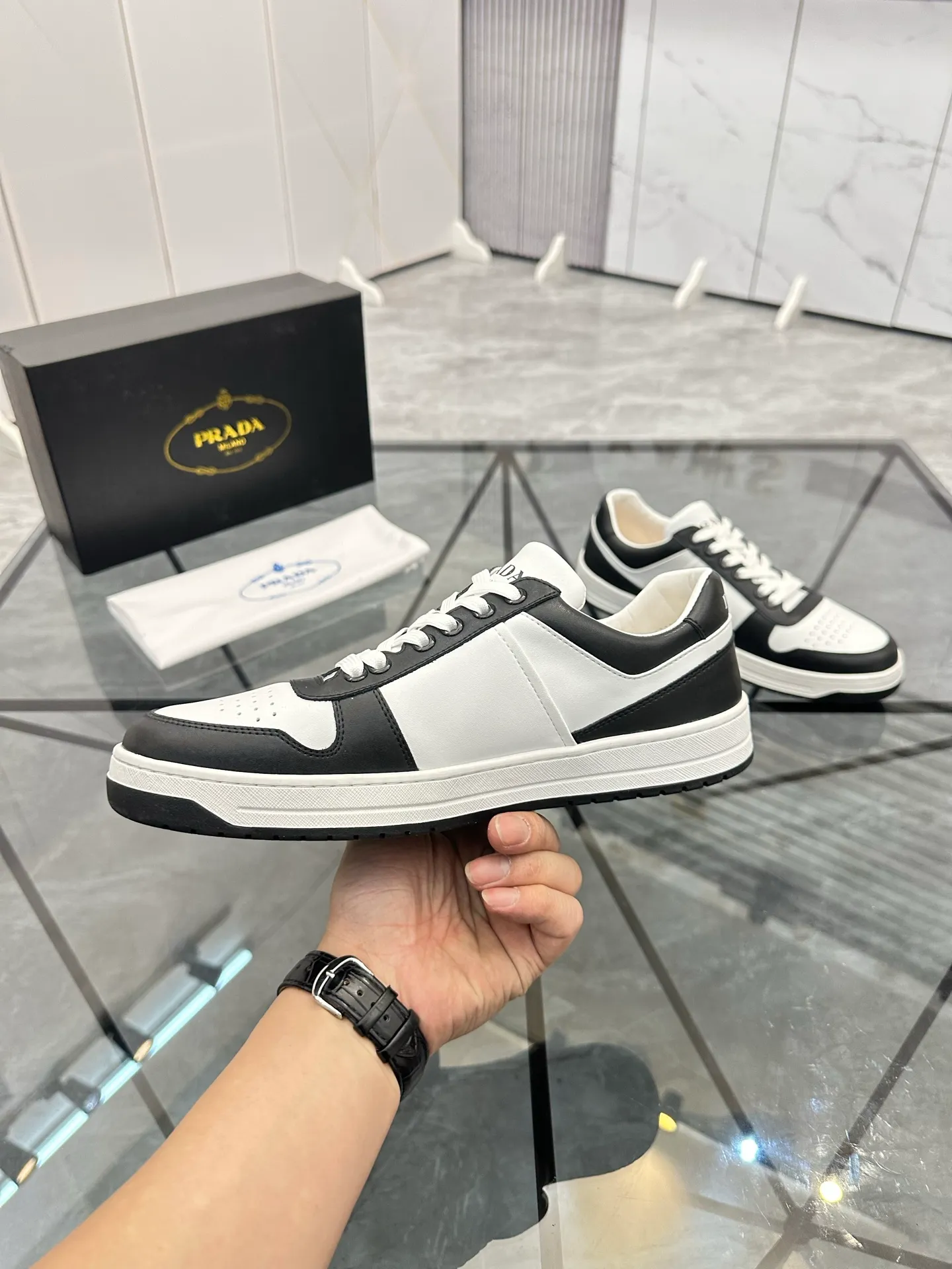 Men's shoes: 💰P400¥ Product trademark: Prada *"Prada*" low-top casual shoes Regular size: 38-44 (can be customized to 45) Product materials: imported cowhide upper, sheepskin lining, original outsole. Number: 020
